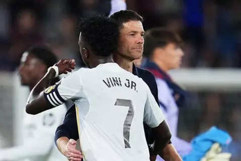 عناق يذيب الخلافات.. فينيسيوس وألونسو يفتحان صفحة جديدة في ريال مدريد